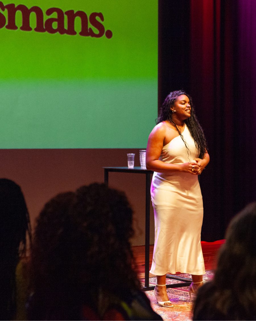 Rowan Blijd spreekt een zaal toe