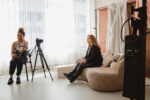 Kraamverzorgster Nanja op de set van Stil Leven